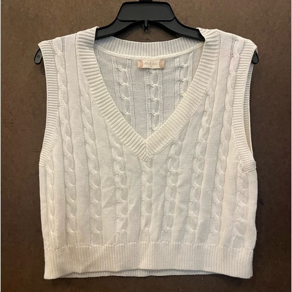 Altar'd State Sweaters - Altar’d State Women’s V-Neck Cream Cable Knit Cropped Sweater Vest Size S